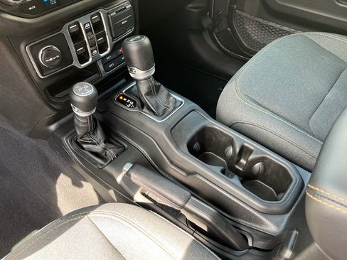 Used 2025 Jeep Wrangler Sahara image 26