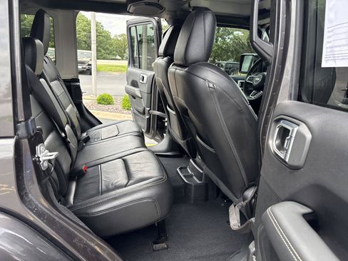 Used 2019 Jeep Wrangler Unlimited Sahara w/ LED Lighting Group AWD/4WD image 12