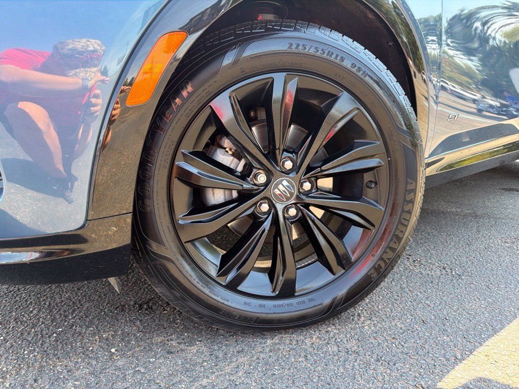 Used 2025 Buick Envista Sport Touring w/ Convenience I Package FWD image 2