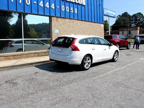 Used 2017 Volvo V60 T5 Premier w/ Convenience Package image 4