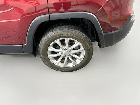 Used 2021 Jeep Cherokee Latitude FWD image 11