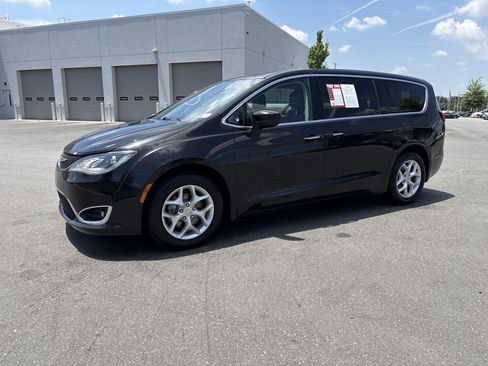 Used 2017 Chrysler Pacifica Touring Plus w/ Tire & Wheel Group FWD image 5