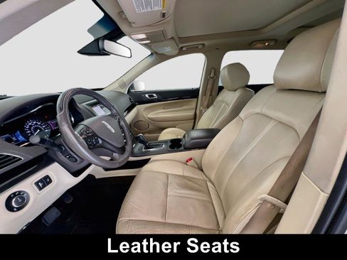 Used 2019 Lincoln MKT AWD image 5