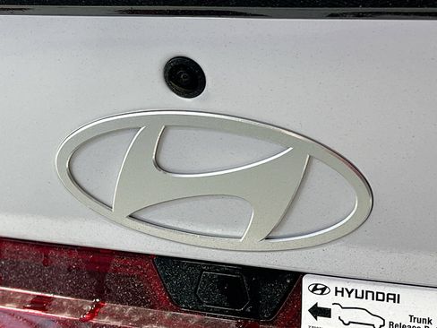New 2025 Hyundai Elantra SEL FWD image 32