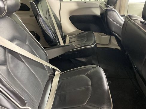 Used 2023 Chrysler Pacifica Limited image 24