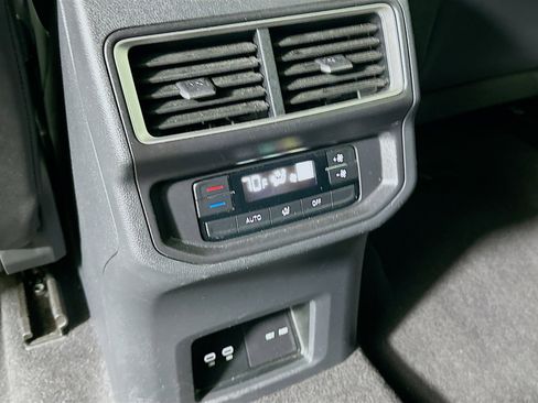 Used 2025 Volkswagen Atlas SE image 27