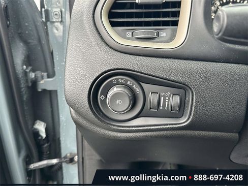 Used 2017 Jeep Renegade Latitude w/ Cold Weather Group image 17