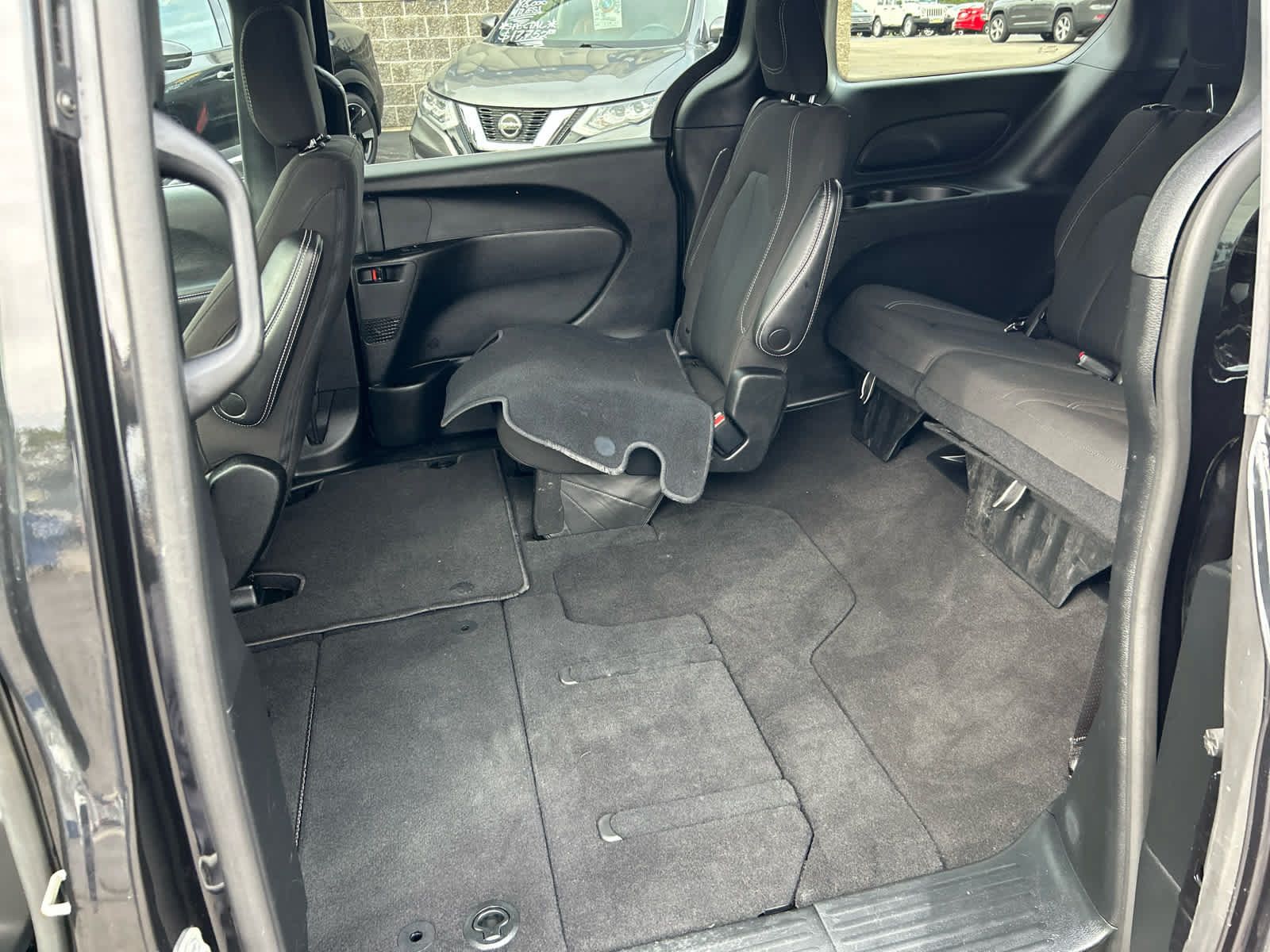 Used 2023 Chrysler Pacifica Touring FWD image 23