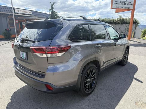Used 2019 Toyota Highlander SE w/ Nightshade Edition AWD/4WD image 5