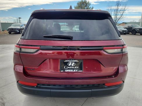 Used 2024 Jeep Grand Cherokee Altitude image 4