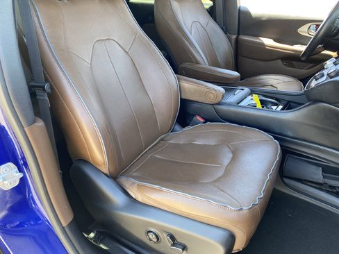 Used 2021 Chrysler Pacifica Limited w/ Premium & Safety Sphere Group FWD image 10