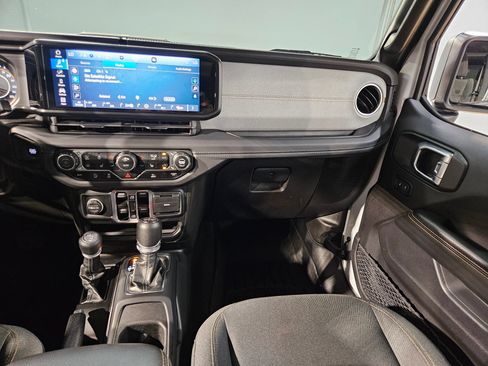 Used 2024 Jeep Wrangler Unlimited Sahara AWD/4WD image 11