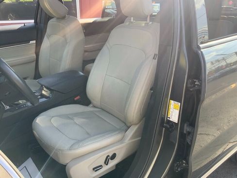 Used 2018 Ford Explorer Limited w/ Ford Safe & Smart Package AWD/4WD image 10