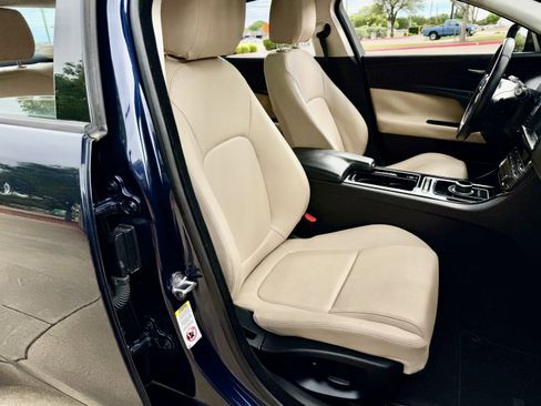 Used 2018 Jaguar XE image 10