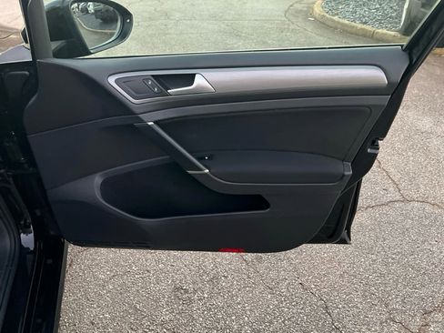 Used 2016 Volkswagen Golf S image 17