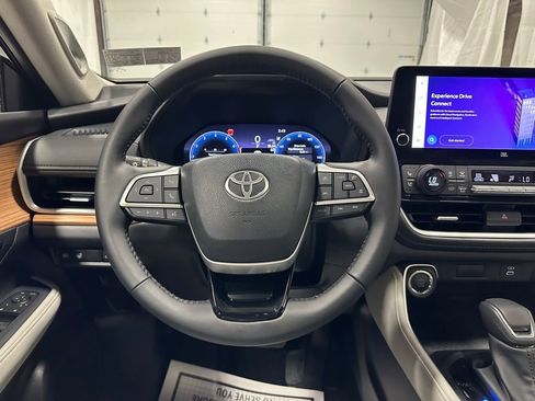 Used 2025 Toyota Grand Highlander AWD image 18