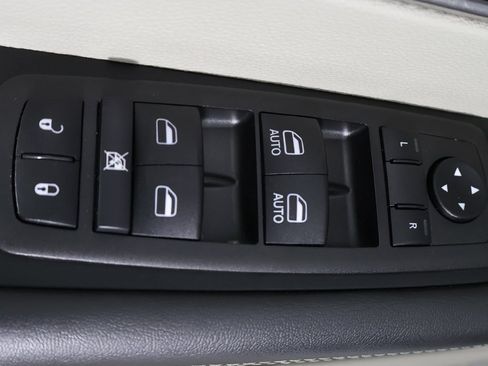 Used 2024 Chrysler Pacifica Touring-L image 35