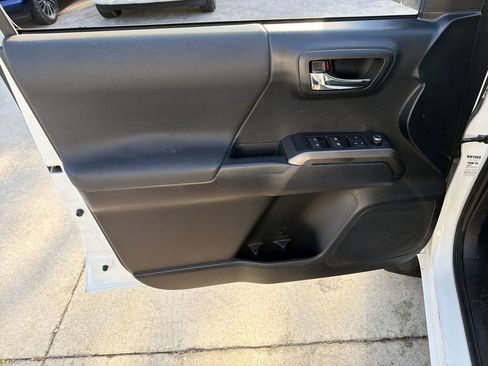 Used 2018 Toyota Tacoma TRD Sport w/ Technology Package RWD image 16