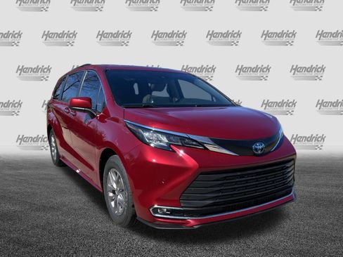 Used 2023 Toyota Sienna XLE image 2