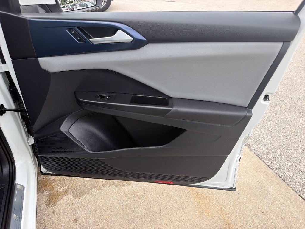 Used 2022 Volkswagen Taos SE FWD image 25