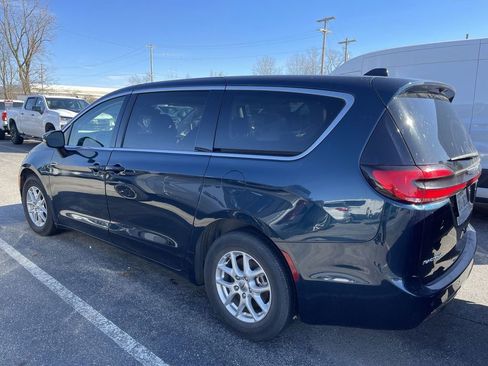 Used 2023 Chrysler Pacifica Touring-L image 7