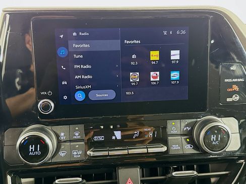 Used 2023 Toyota Highlander L image 17