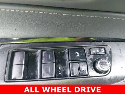 Used 2021 Toyota Venza LE image 15