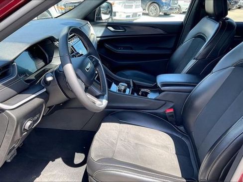 Used 2025 Jeep Grand Cherokee Altitude AWD/4WD image 8