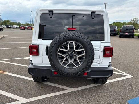 Used 2024 Jeep Wrangler Unlimited Sahara w/ Technology Group AWD/4WD image 8