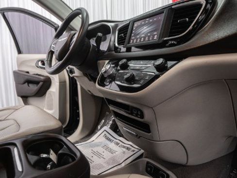 Used 2018 Chrysler Pacifica Touring-L FWD image 26