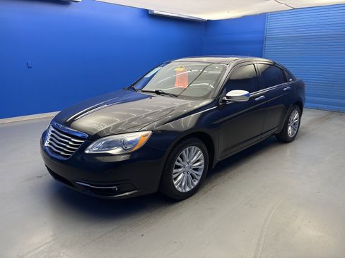 Used 2011 Chrysler 200 Limited FWD image 4