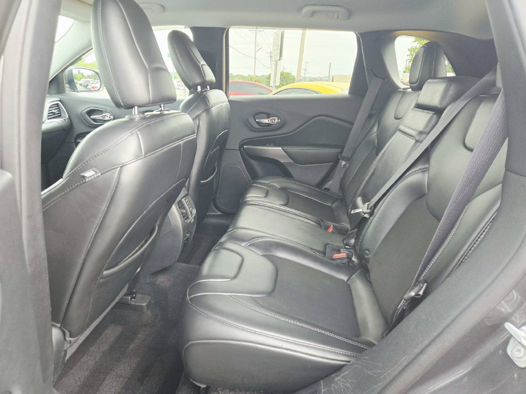 Used 2019 Jeep Cherokee Latitude Plus w/ Comfort/Convenience Group AWD/4WD image 12