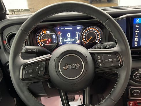 Used 2025 Jeep Wrangler Unlimited Rubicon AWD/4WD image 4