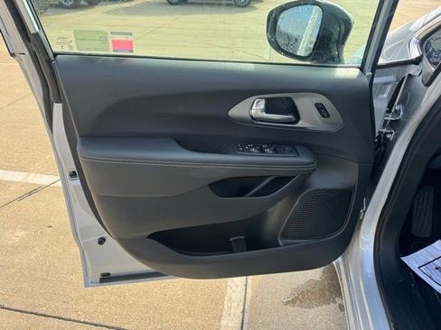 New 2026 Chrysler Pacifica Select image 8