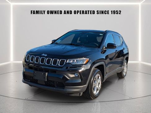 Used 2023 Jeep Compass Latitude w/ Convenience Group AWD/4WD image 2