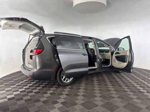 Used 2023 Chrysler Pacifica Touring-L image 18