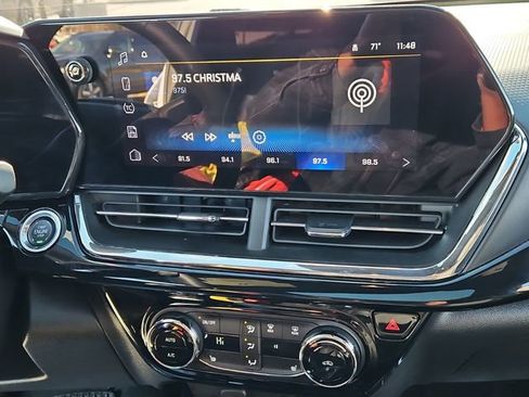 Used 2025 Chevrolet Trax RS w/ Sunroof Package image 13