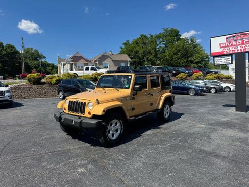 Used 2013 Jeep Wrangler Unlimited Sahara w/ Connectivity Group AWD/4WD image 7