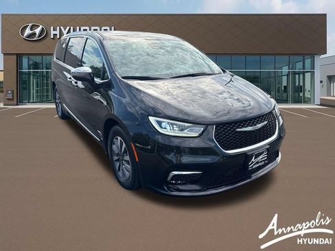 Used 2023 Chrysler Pacifica Limited w/ Uconnect Theater Family Group FWD image 7