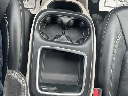 Used 2023 Chrysler Pacifica Touring-L FWD image 19