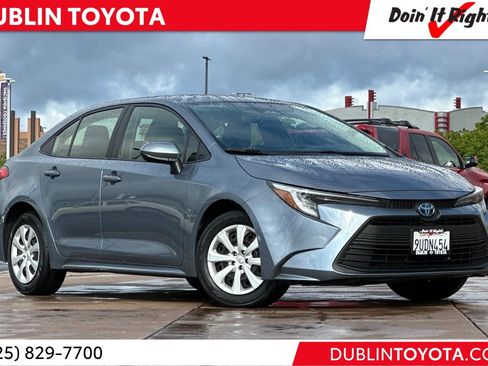 Used 2025 Toyota Corolla LE w/ Convenience Package FWD image 1