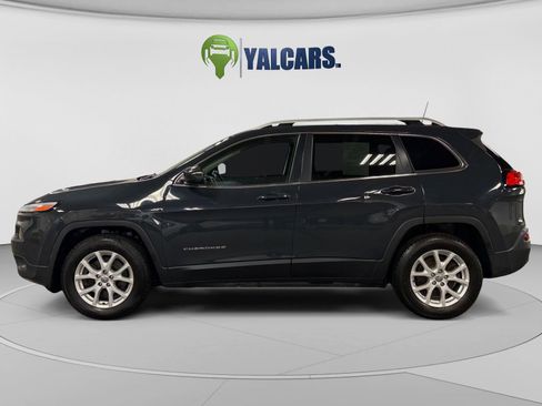 Used 2018 Jeep Cherokee Latitude Plus w/ Cold Weather Group AWD/4WD image 2