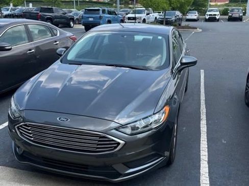 Used 2017 Ford Fusion SE FWD image 2