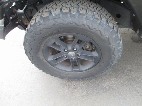 Used 2017 Jeep Wrangler Unlimited Sahara image 11