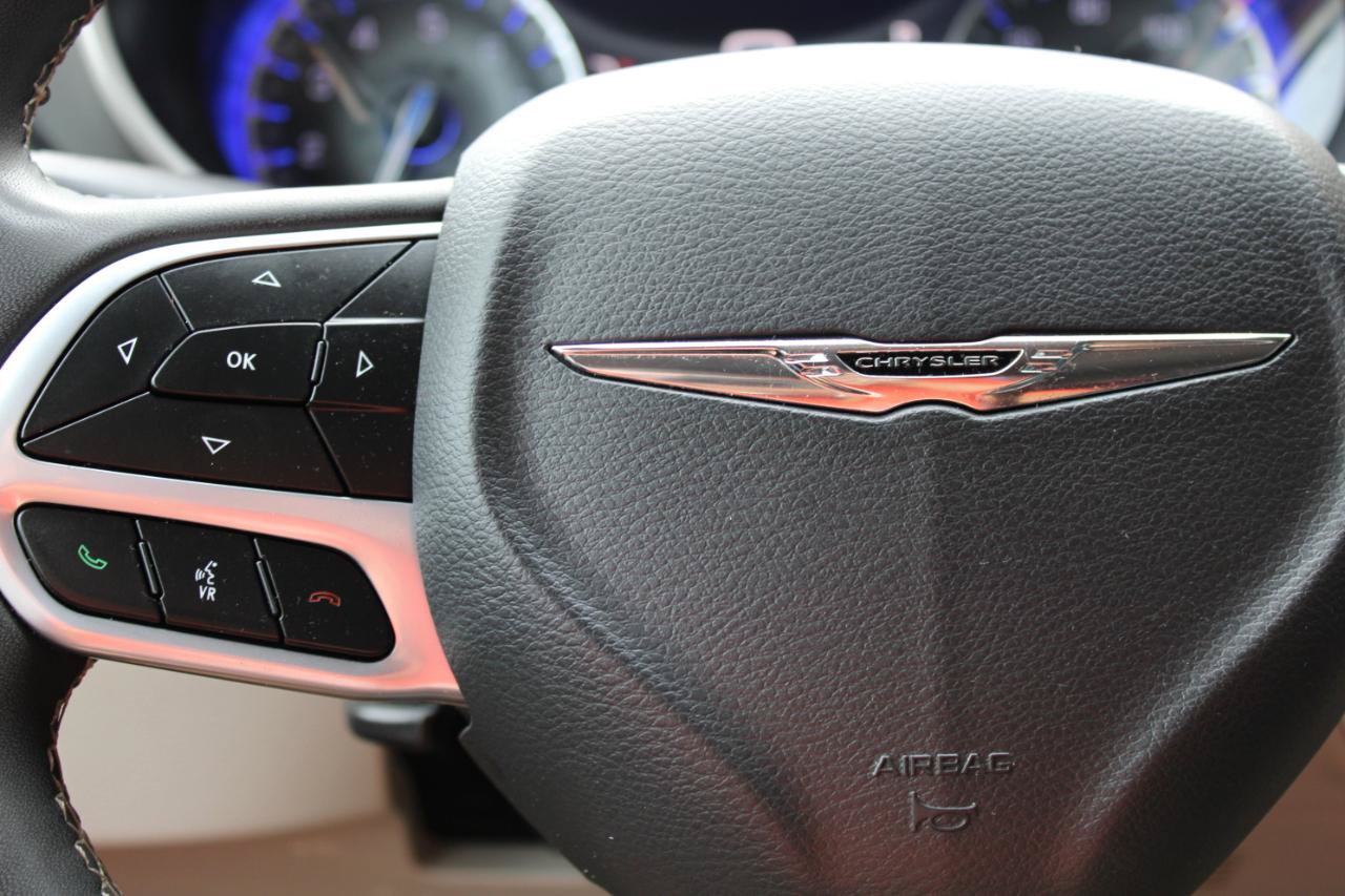 Used 2023 Chrysler Pacifica Touring-L FWD image 18