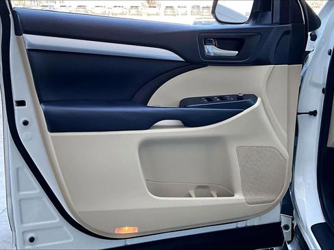 Used 2016 Toyota Highlander XLE image 24