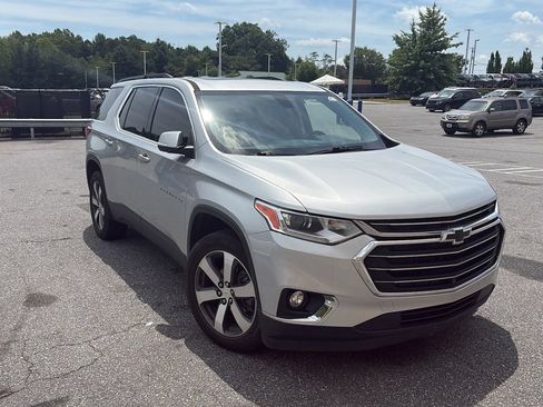 Used 2021 Chevrolet Traverse LT w/ LT Premium Package FWD image 2