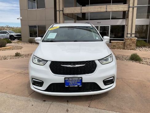 Used 2021 Chrysler Pacifica Touring-L FWD image 2