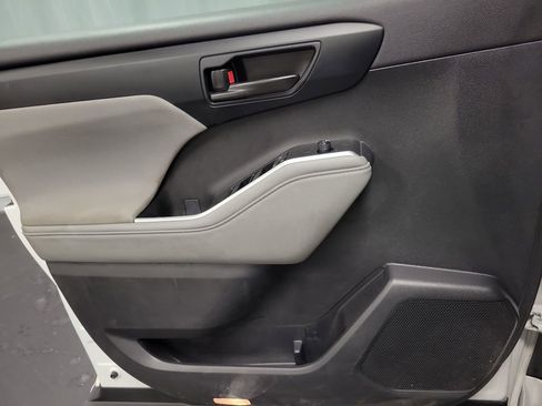 Used 2023 Toyota Highlander LE image 22