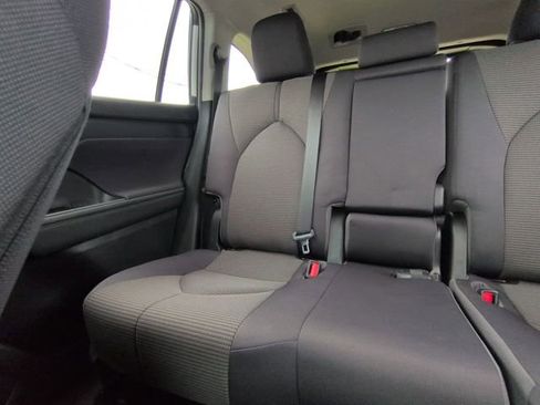 Used 2023 Toyota Highlander LE FWD image 4